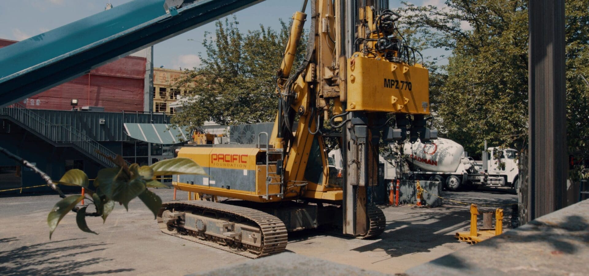 Pacific Foundation RT21G with MPZ770 Soldier Pile Press A driller operates a Bauer BG40 drill rig installing drilled shafts at the Washington Park Reservoir in Portland, OR.