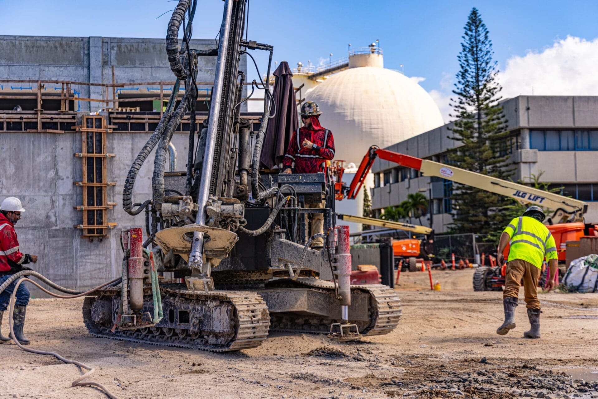 A Hutte micropiling rig installs micropiles next to the South wall of the Oregon Capitol building